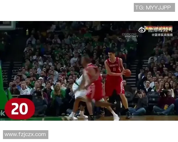 姚明精彩小跳扣篮瞬间展现篮球巨星的力量与优雅