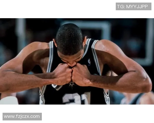 邓肯与姚明深情拥抱瞬间展现篮球友谊与传奇对决的感人时刻